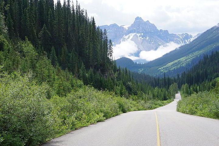 在加拿大Yoho国家公园的卑诗省公路之旅上欣赏美丽的山景