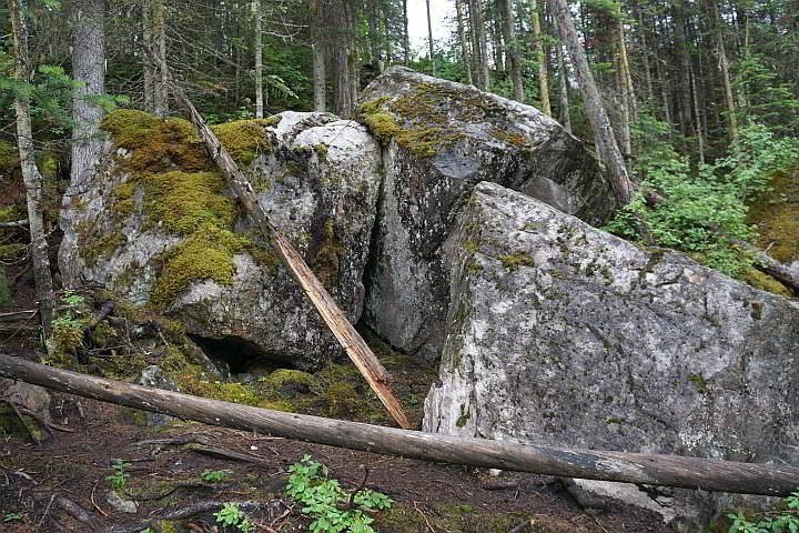 BC省Yoho国家公园的巨石