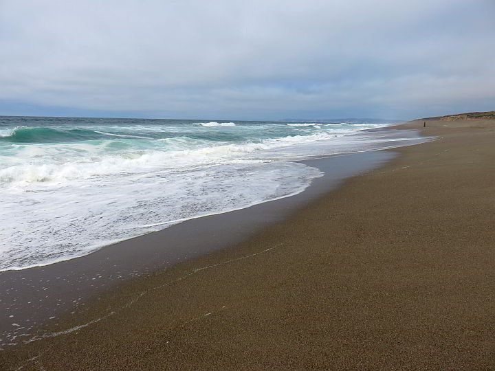 海浪从太平洋上滚滚而来，位于加州雷耶斯角的南海滩