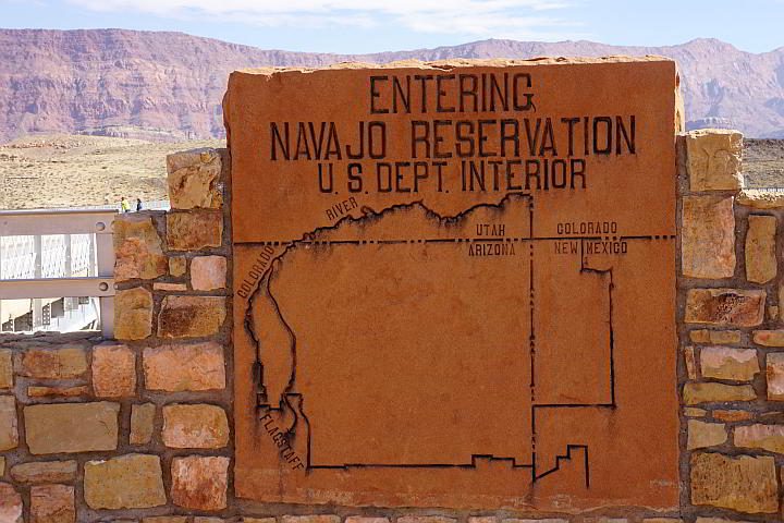 纳瓦霍桥上的标志上写着进入纳瓦霍保留区，并描绘了保留区的地图