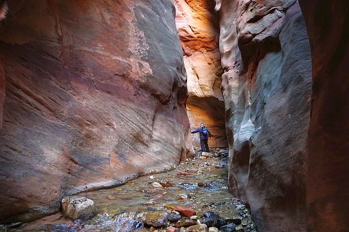 徒步旅行者在卡纳拉瀑布槽峡谷徒步旅行在犹他州