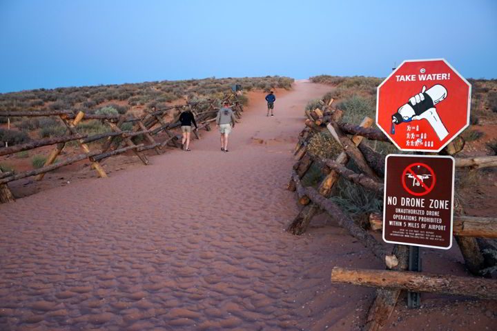 标志提醒游客带水在马蹄弯道的起点亚利桑那州页