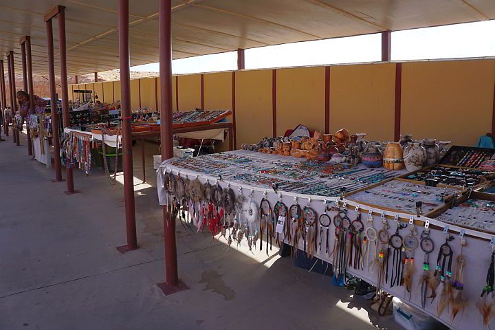 纳瓦霍桥上出售的纳瓦霍珠宝和工艺品