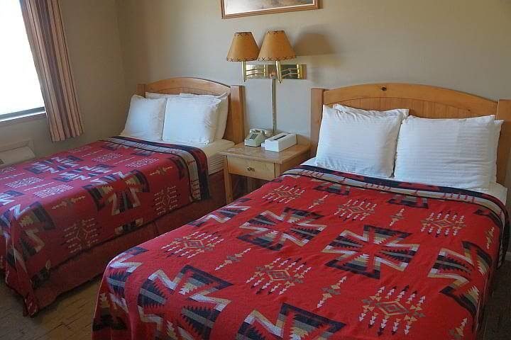 Rim Rock Inn Torrey Utah基本但舒适的房间，有2张双人床