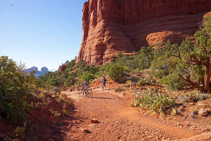 亚利桑那州塞多纳的小马小道徒步旅行和自行车道在红色的岩石