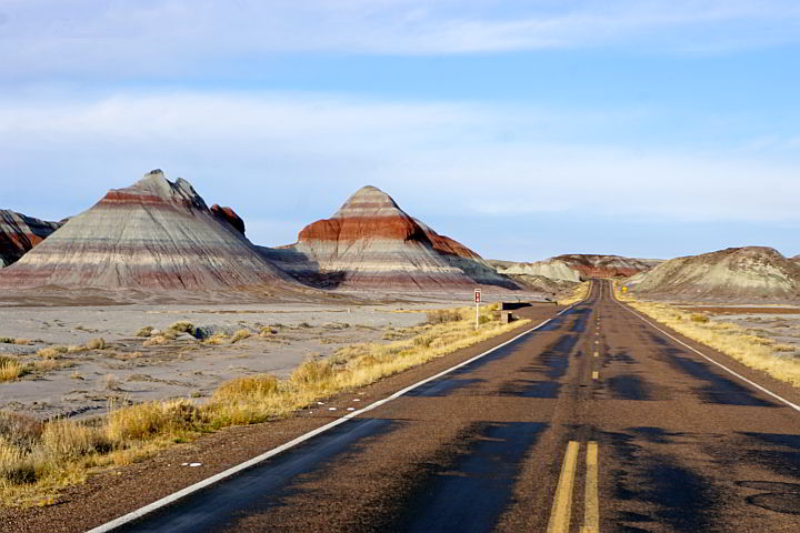 沙漠公路之旅包括圆锥形岩石