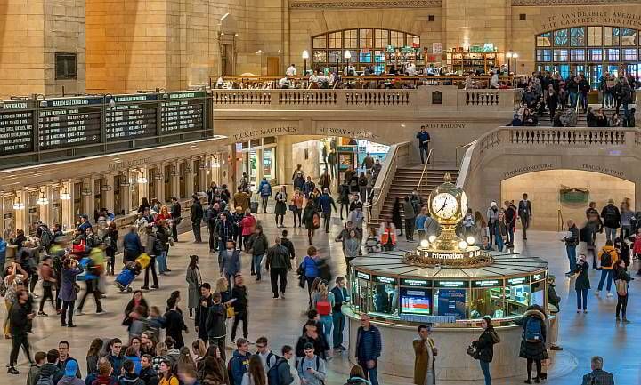 纽约中央车站挤满了游客。