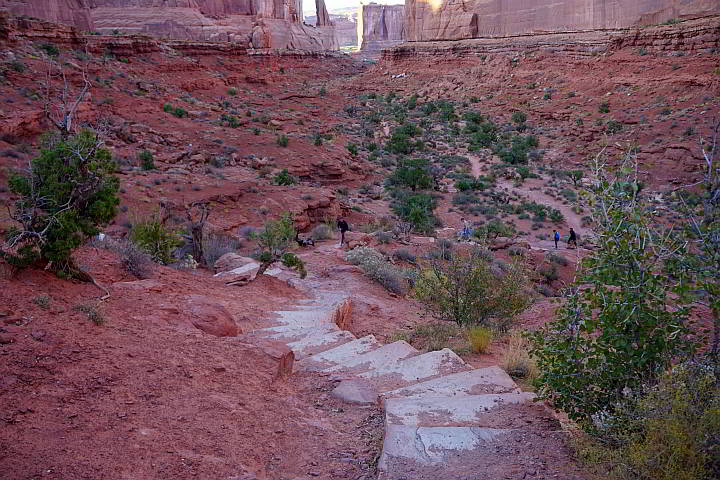 公园大道视点，有楼梯到徒步旅行路线和红砂岩地层的观点。