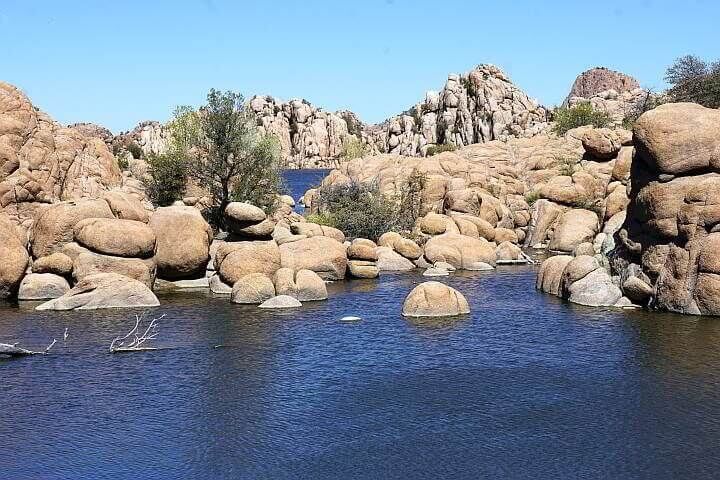 亚利桑那州普雷斯科特花岗岩山谷的水边巨石。