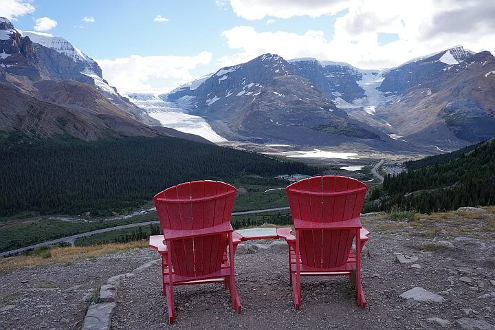 在威尔考克斯山口，红色椅子可以看到落基山脉