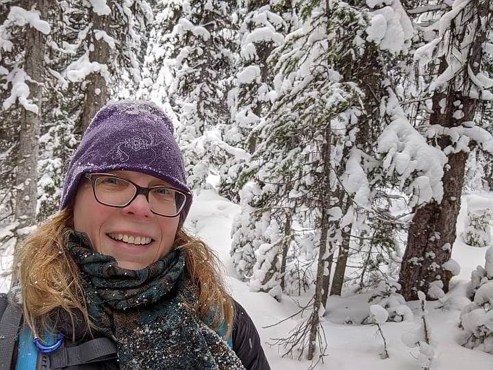 为冬季徒步旅行做准备时，我总是戴一顶大帽和一条暖和的围巾