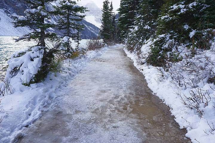 路易斯湖冬季徒步旅行的天气与冰雪的痕迹