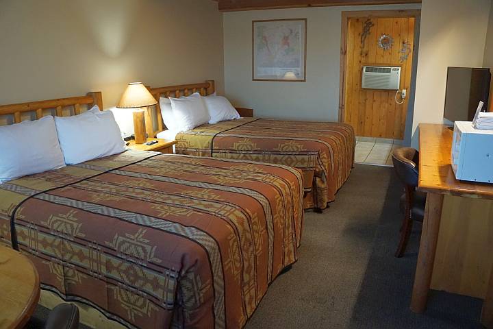 在摩押的大角小屋的酒店房间有2张大床。