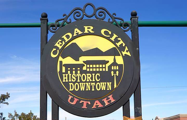 犹他州雪松城历史中心的标志，黑色背景上有黄色和红色的字母