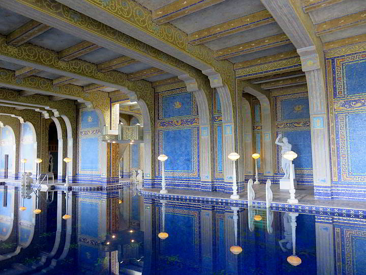 赫斯特城堡的室内游泳池，蓝色，金色和白色瓷砖。