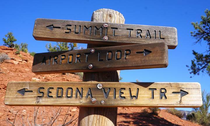 亚利桑那州塞多纳徒步旅行路线的十字路口的塞多纳景观小径标志