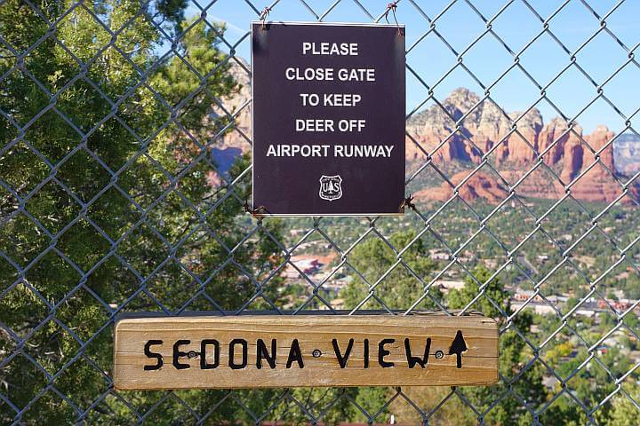 塞多纳观景步道的大门，有标志提醒徒步旅行者关闭大门，以防鹿离开机场跑道