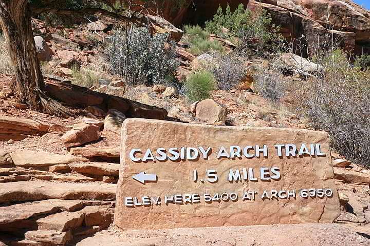 卡西迪拱门步道标志:卡西迪拱门步道1.5英里-海拔标志5400英尺，拱门6350英尺