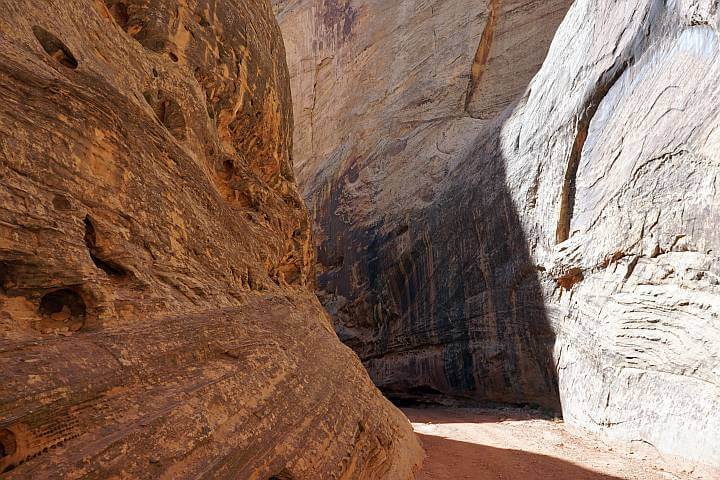 平坦狭窄的小径穿过大峡谷墙壁在大沃什径犹他州