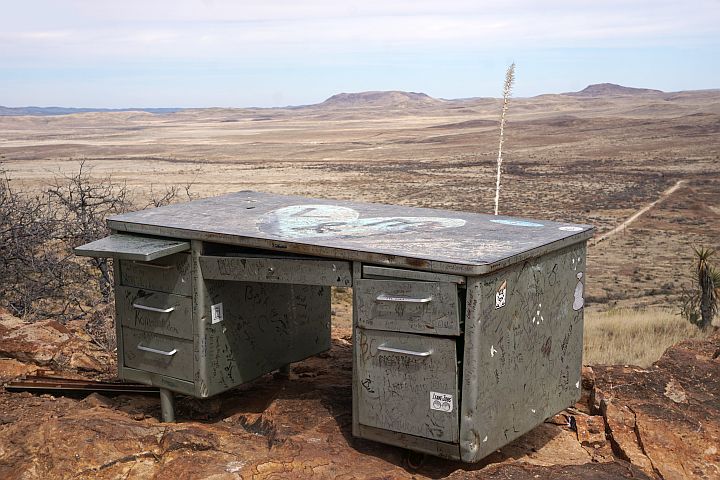 德克萨斯州阿尔卑斯山脉汉考克山上的金属办公桌