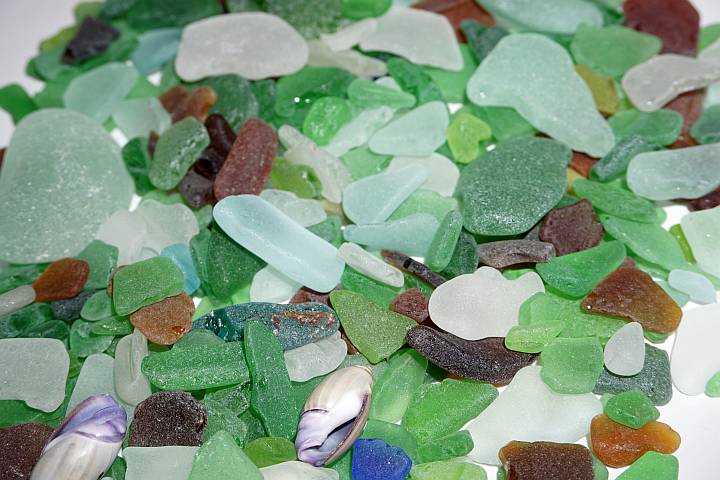 沙滩玻璃的颜色有绿色、棕色、白色和蓝色