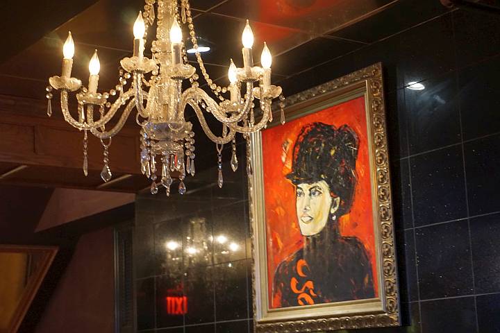 莱克星顿的贝尔鸡尾酒屋，上面有贝尔·布雷辛的画像。
