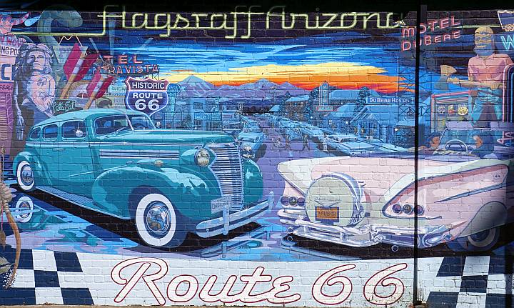 亚利桑那州弗拉格斯塔夫66号公路旧汽车壁画。