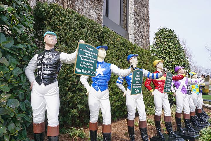 肯塔基州列克星敦的基恩兰赛马场骑师雕像。