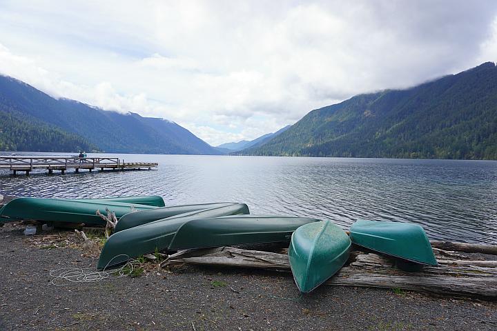 新月湖沿岸的绿色独木舟