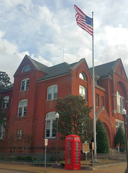 牛津MS市政厅，英国红色电话亭和美国国旗