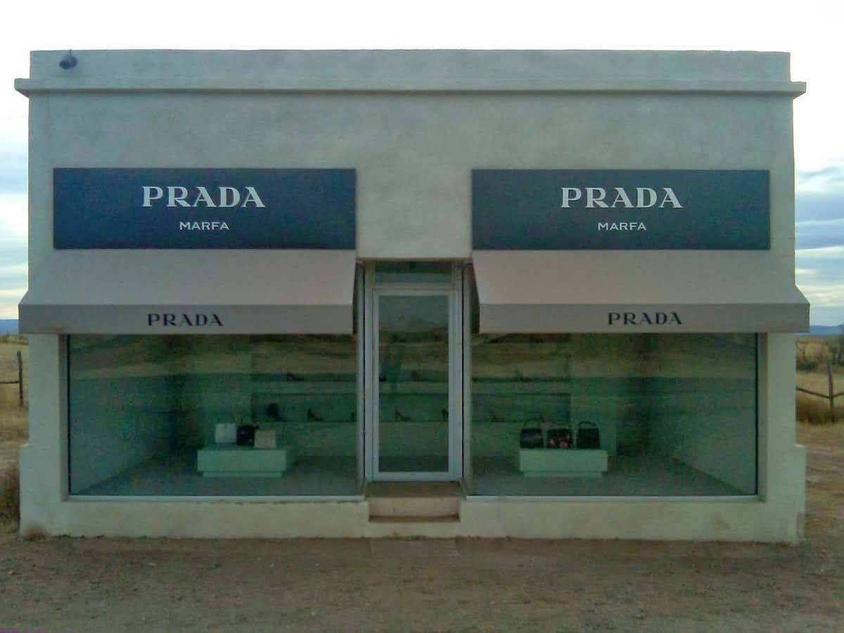 Prada Marfa艺术装置在西德克萨斯州。