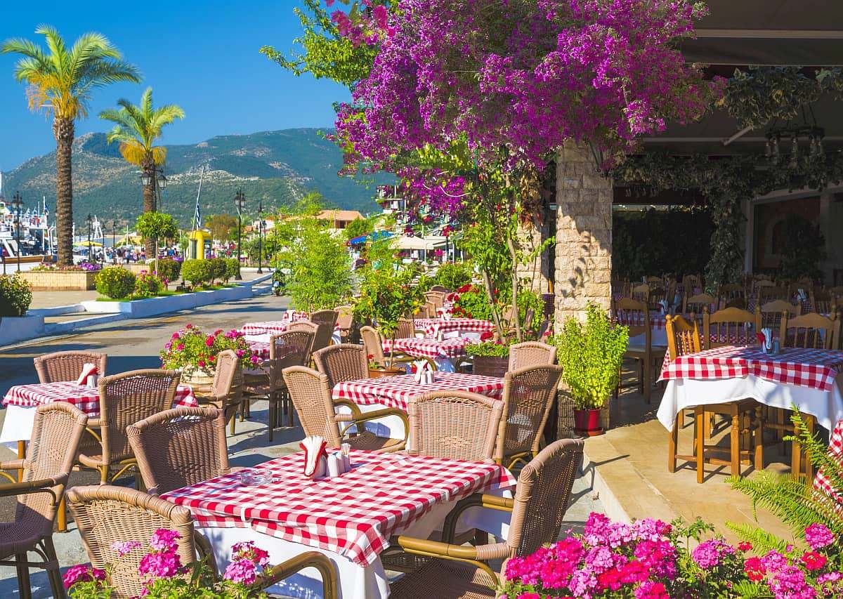 希腊酒馆户外用餐露台。