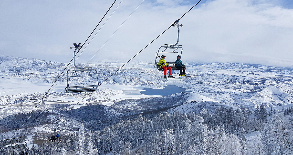 缆车上的滑雪者——春假滑雪目的地。188金宝搏官网下载app