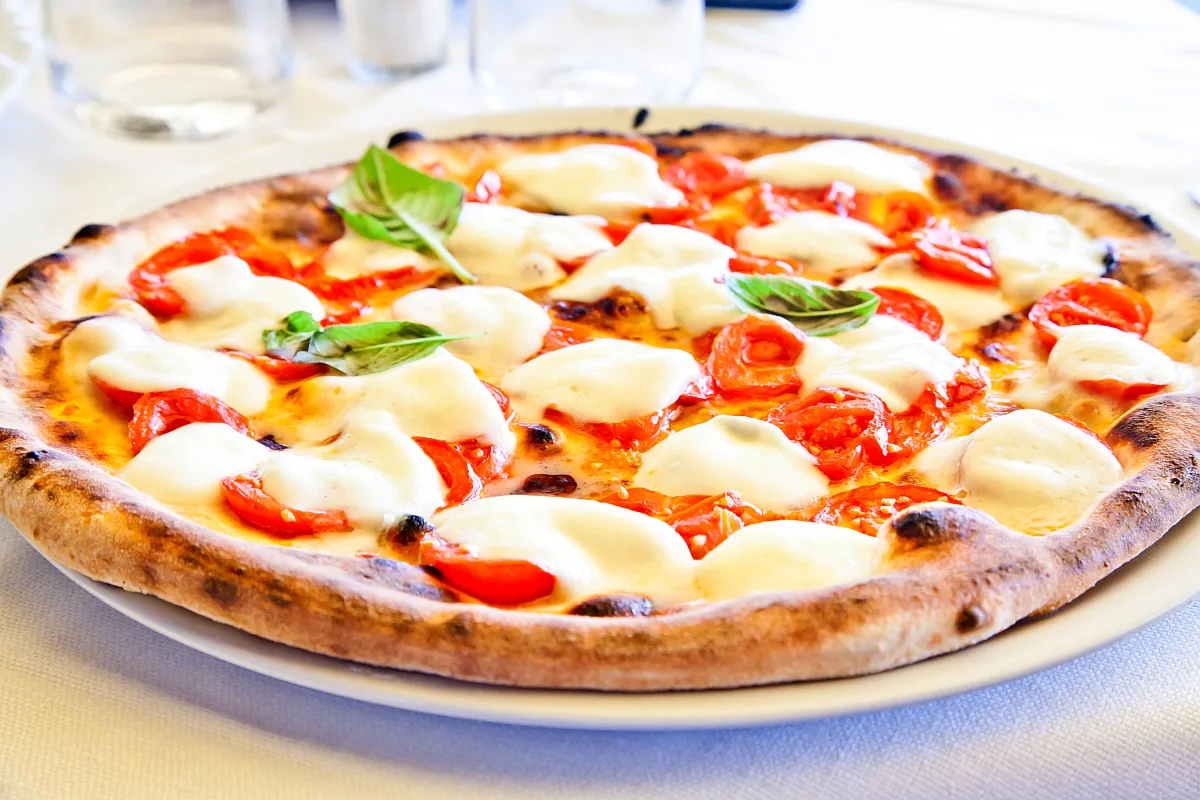 传统的意大利玛格丽特披萨。