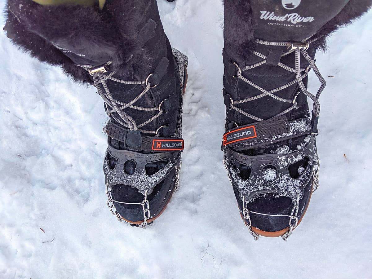 带冰爪的绝缘防水登山靴。