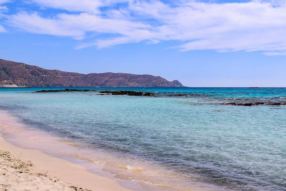 克里特岛最好的海滩-埃拉弗尼西粉红沙滩。