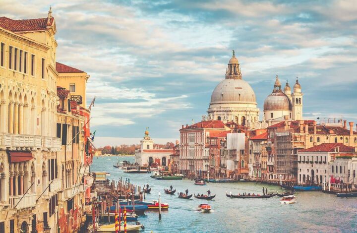 威尼斯运河上的贡多拉和大教堂的景色。