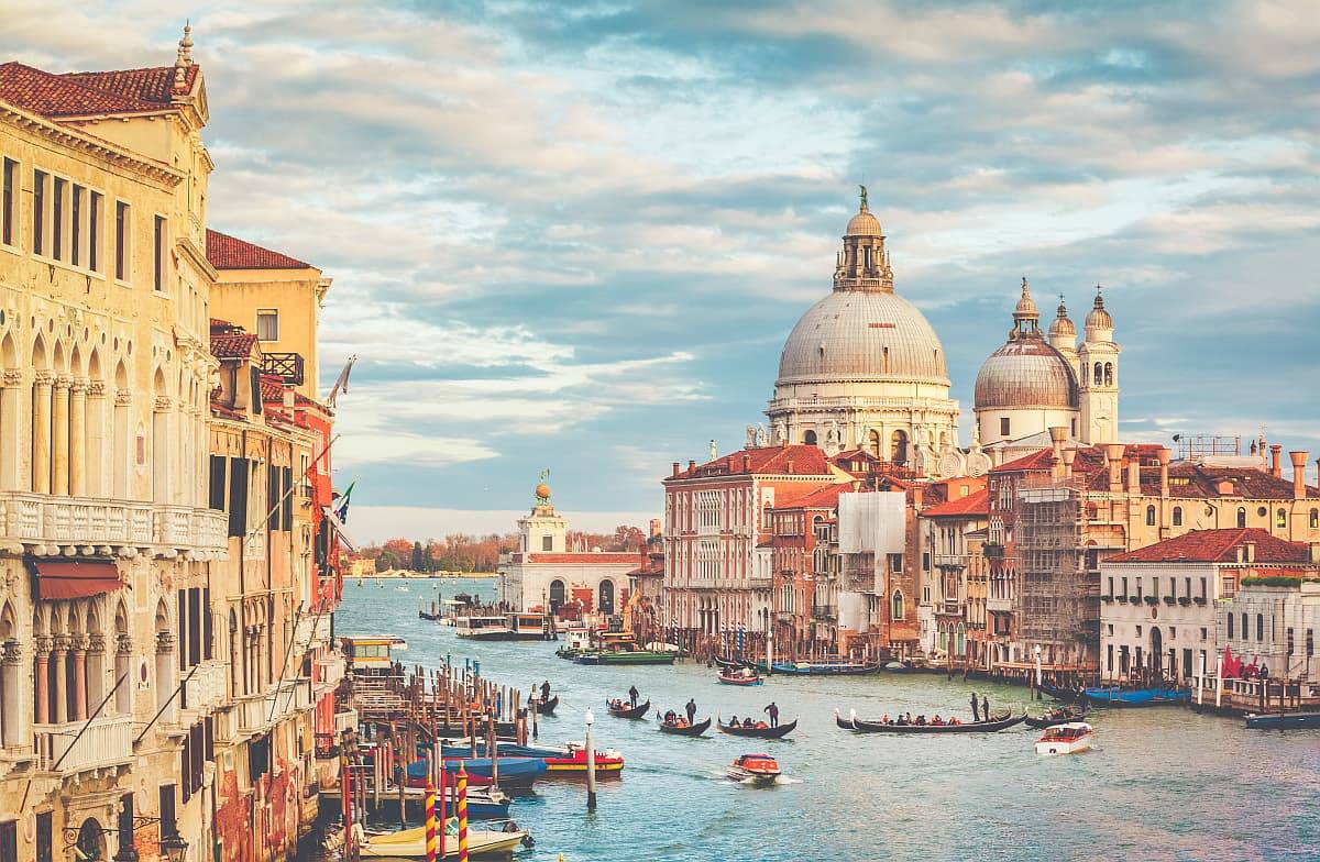 威尼斯运河上的贡多拉船和大教堂的景色。