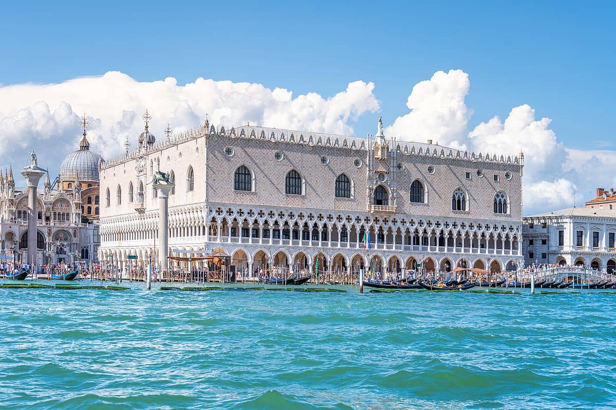 从水上看意大利威尼斯总督府。