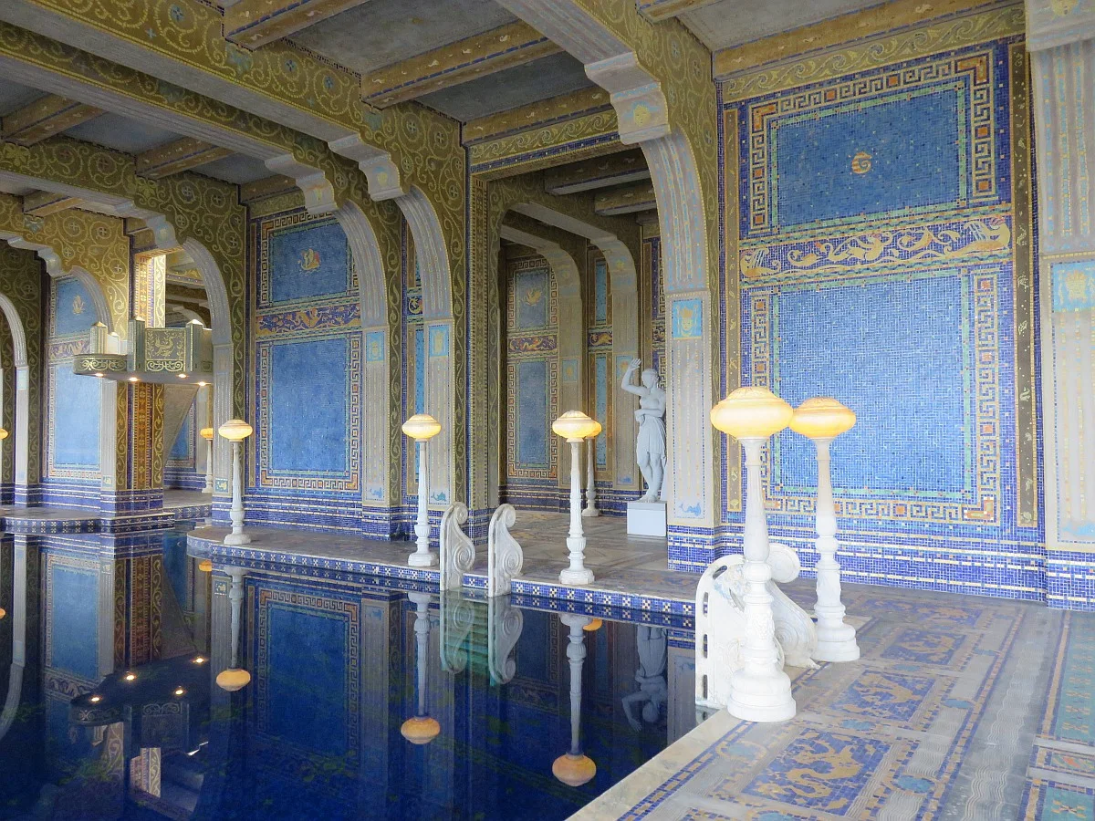 赫斯特城堡罗马游泳池室内游泳池。