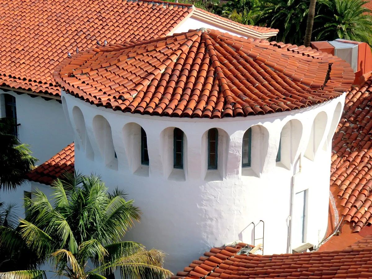 圣巴巴拉红瓦屋顶和白色灰泥建筑。