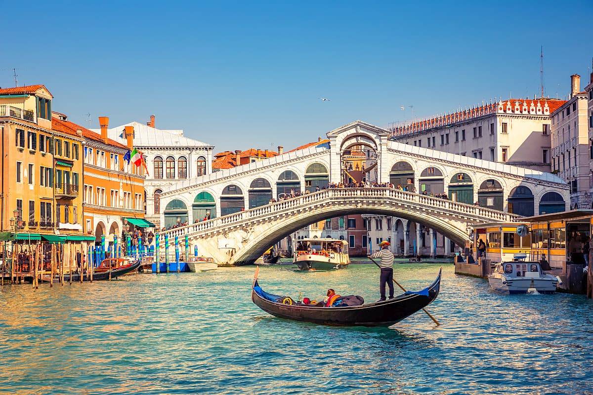 威尼斯大运河里亚托桥上的贡多拉。