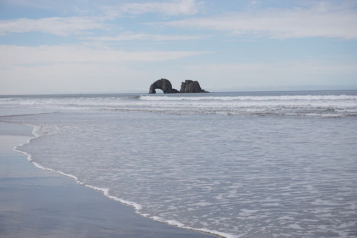 双岩石拱门洛克威海滩俄勒冈州。