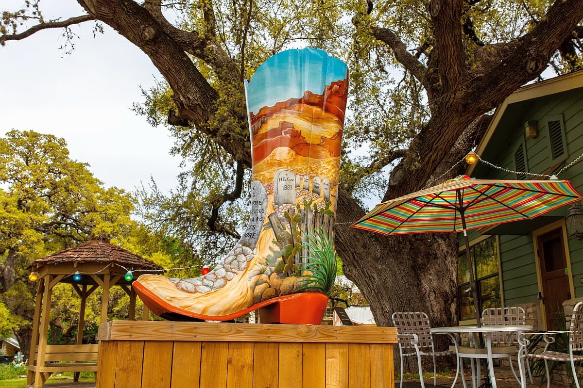 德克萨斯州温伯利的巨型彩绘牛仔靴。