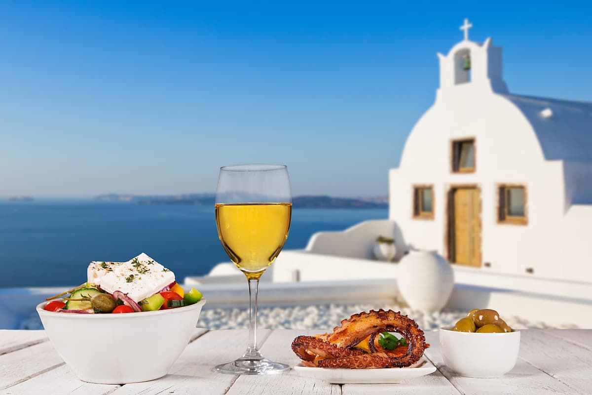 圣托里尼岛的葡萄酒和地中海美食。