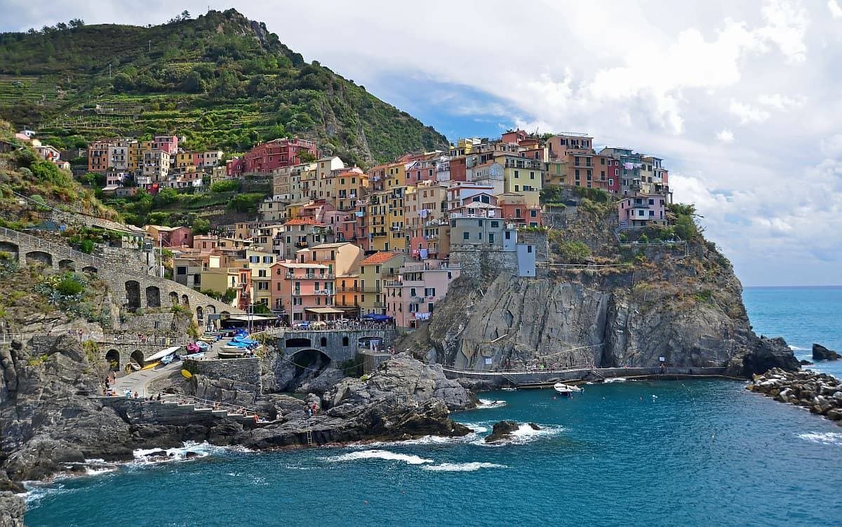 意大利五渔村的最佳游览时间是春季或秋季。