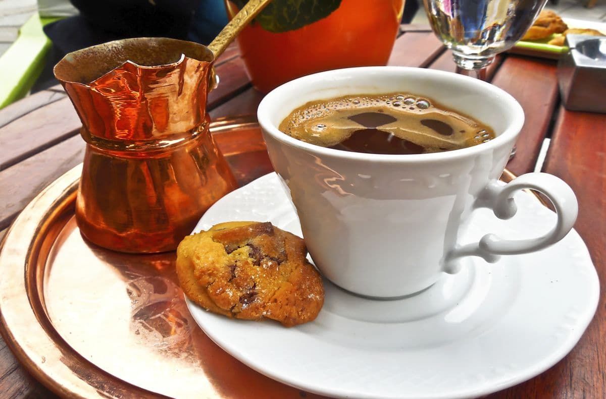 传统的希腊咖啡、饼干和薄饼。