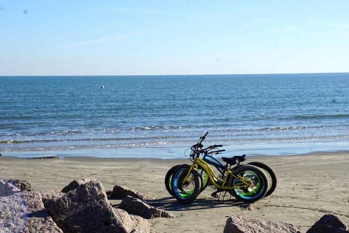 阿兰萨斯港海滩上的两辆自行车。