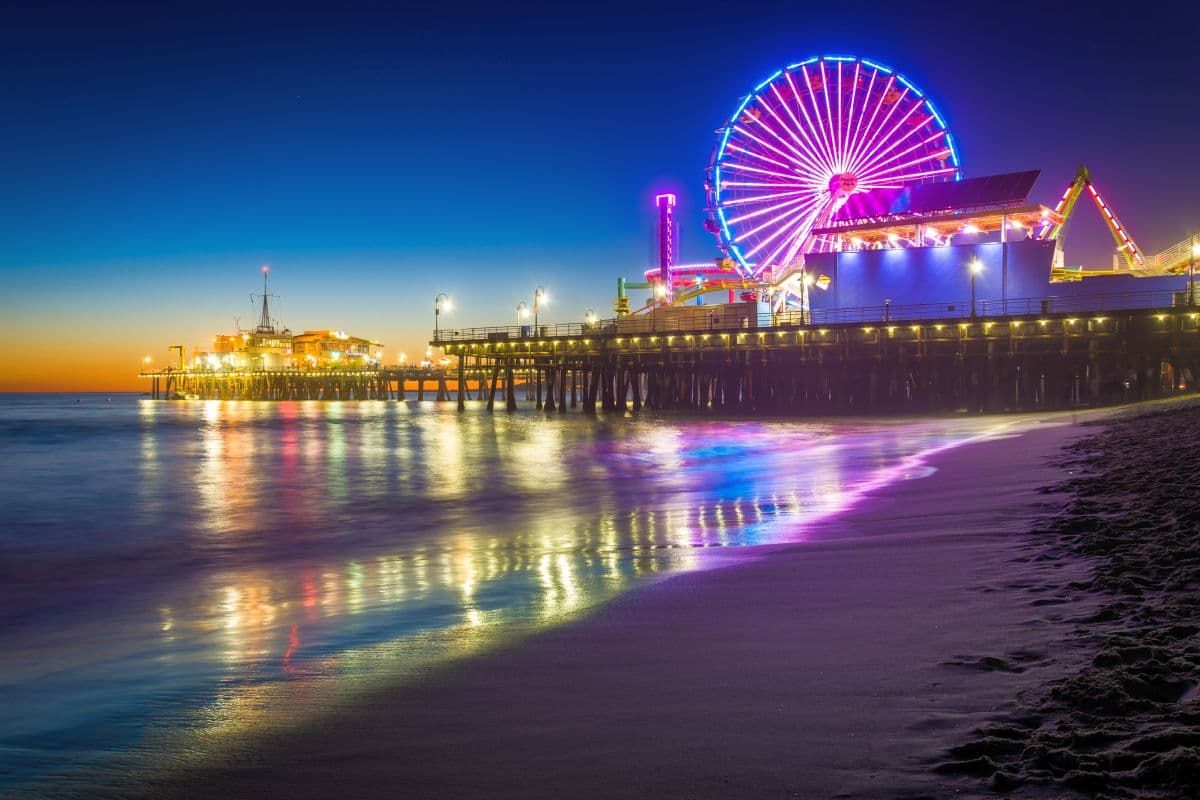 圣莫尼卡码头霓虹灯的夜晚加州地标。
