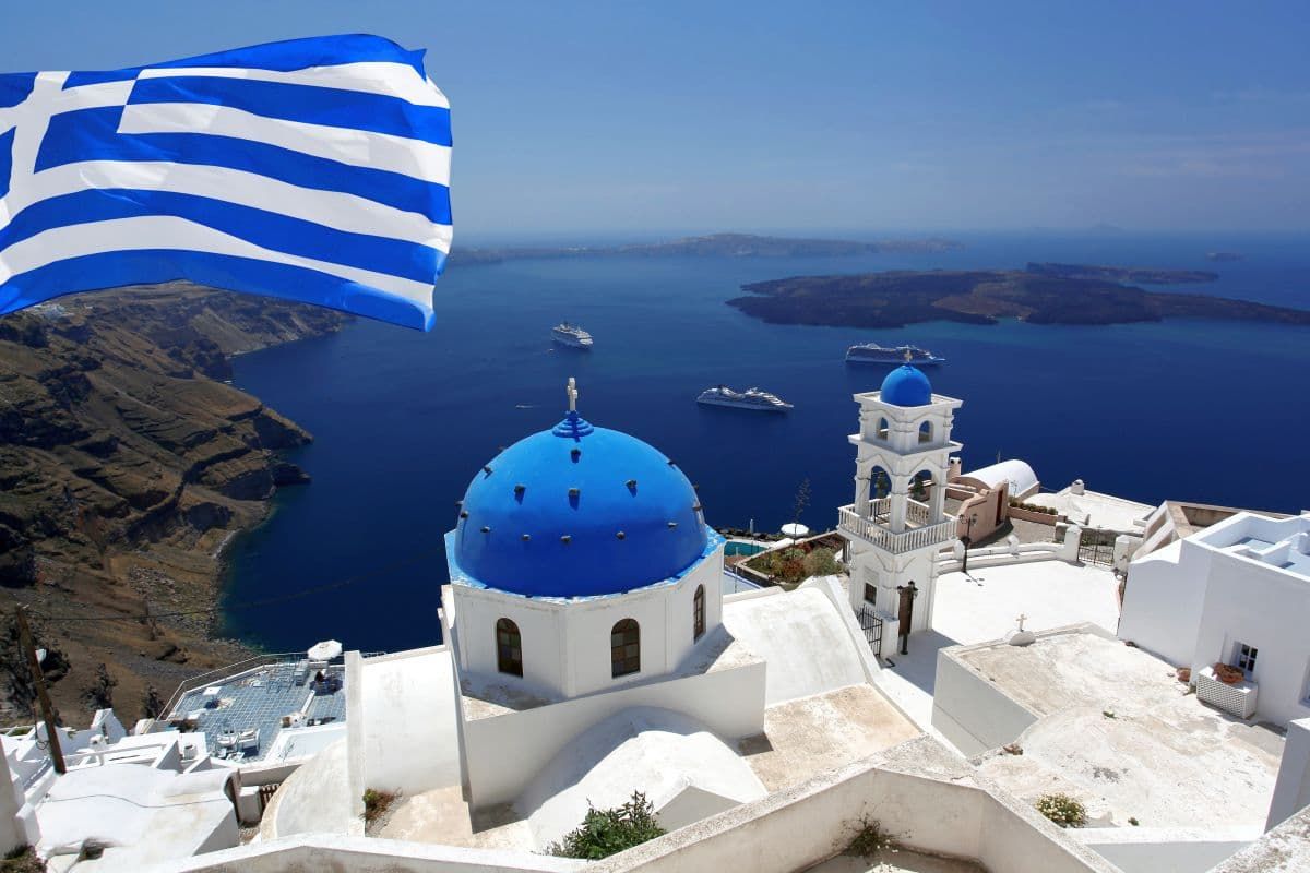圣托里尼蓝色圆顶和希腊国旗。